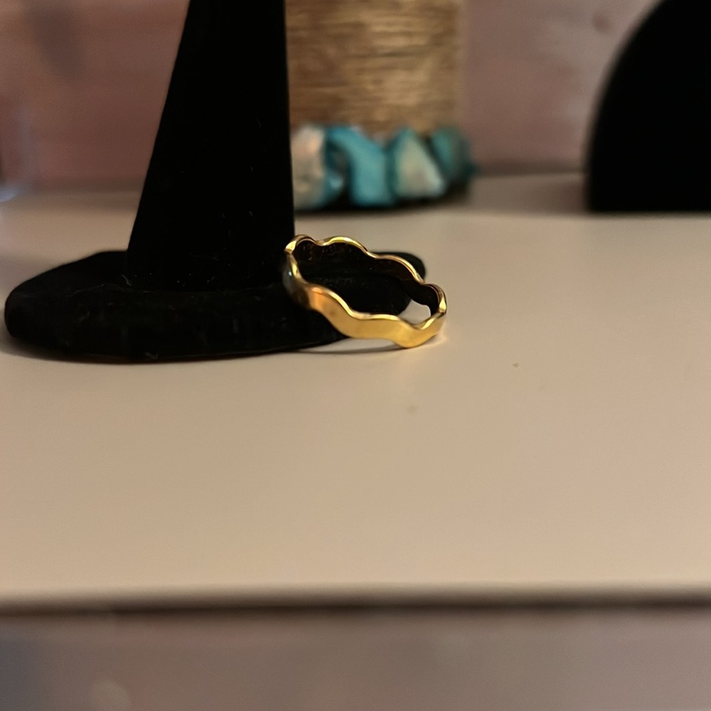VINTAGE Avon Elegant Gold-Tone Wavy Ring, Size 8.75 - Picture 4 of 5